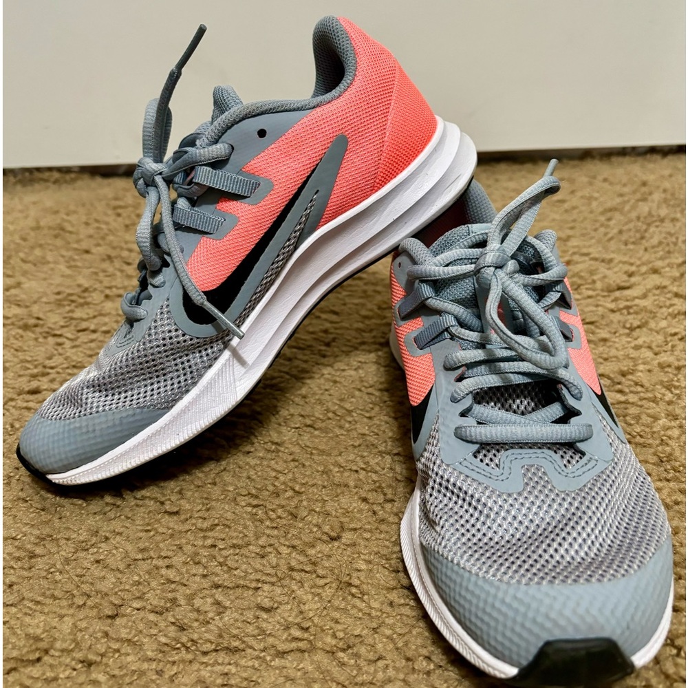 Like New! 🍑 NIKE Downshifter, 3.5Y in Peach/Grey. Grab these beauties!👟